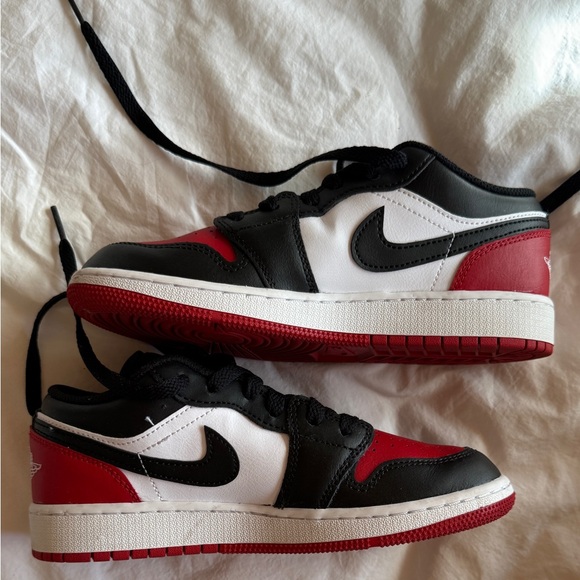 Air Jordan Kids Black and Red Sneakers 1 Low - Picture 3 of 6